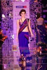Model walks the ramp for Manish Malhotra Show at Lakme Winter fashion week day 4 on 20th Sept 2010 (29).JPG